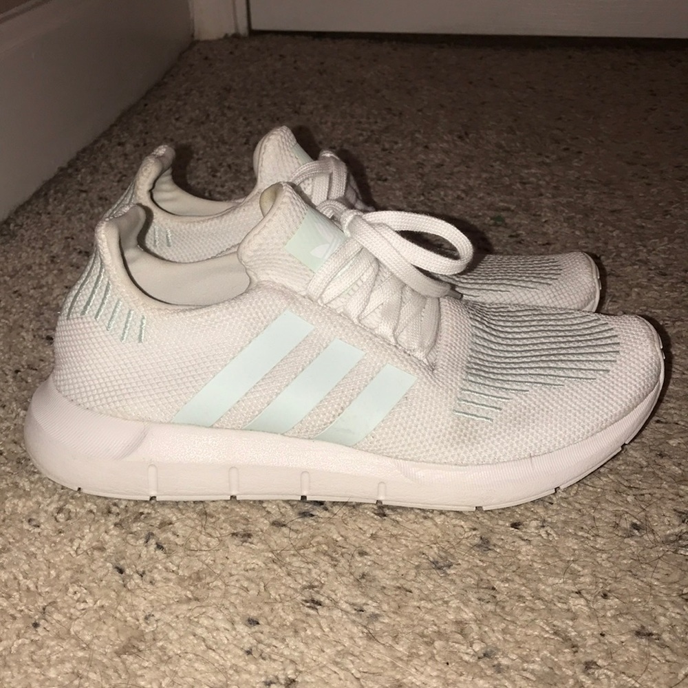 Adidas swiftrun shoes size 9